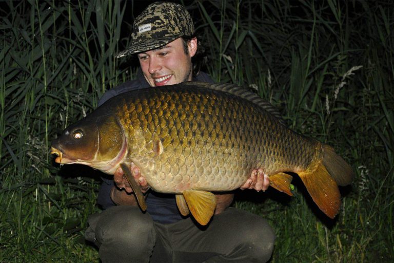 After a few minutes, it slides over the net cord. Jordi with a common carp