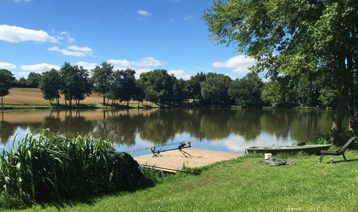 Camperplaats Etang Morlou Visvakantie Frankrijk Camperplaats Etang Visvakantie